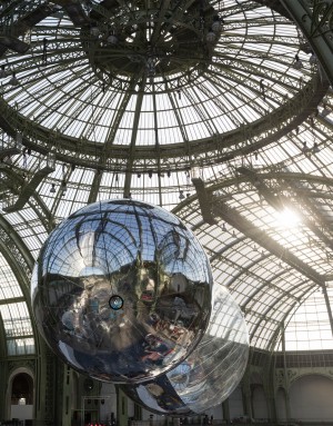 Aerocene orbs by Tomás Saraceno