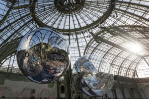 Aerocene orbs by Tomás Saraceno