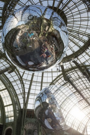 Aerocene orbs by Tomás Saraceno