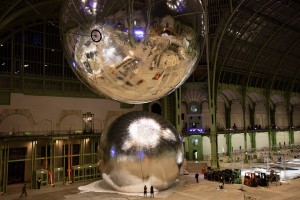 Aerocene orbs by Tomás Saraceno