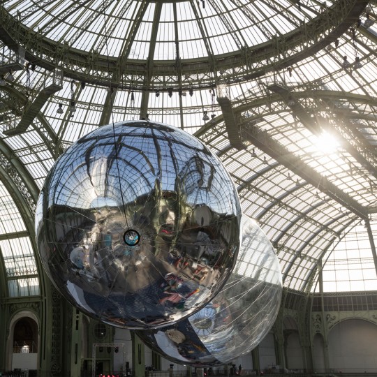 Aerocene orbs by Tomás Saraceno