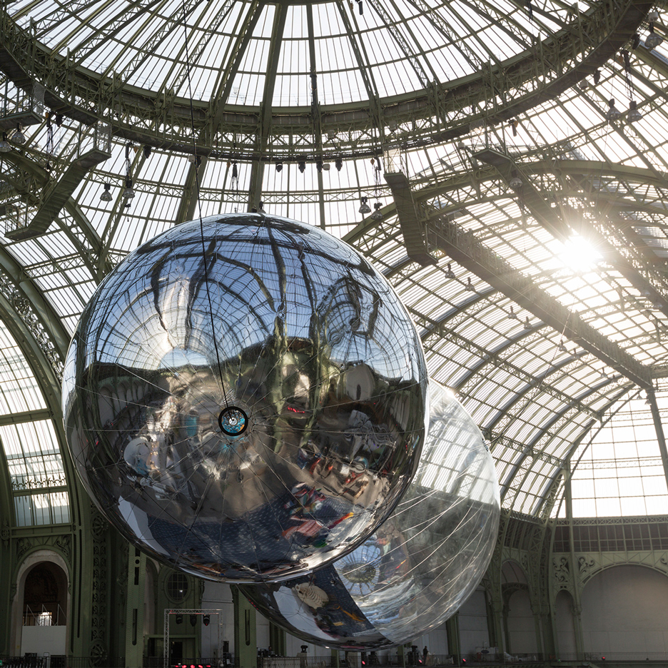 Aerocene orbs by Tomás Saraceno