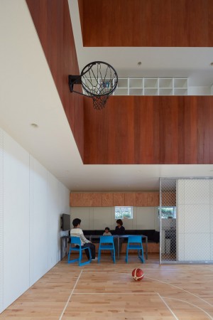 Basketball Court House by Koizumi Sekkei