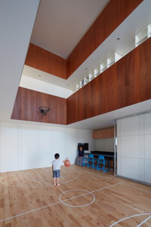 Basketball Court House by Koizumi Sekkei