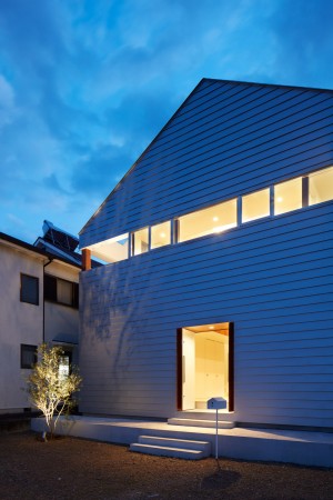 Basketball Court House by Koizumi Sekkei