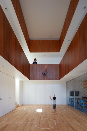 Basketball Court House by Koizumi Sekkei