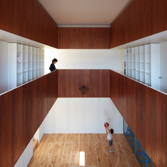 Basketball Court House by Koizumi Sekkei