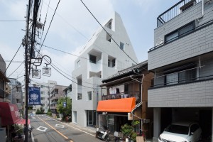 Kitasenzoku Apartment by Tomoyuki Kurokawa Architects