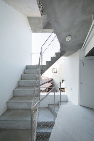 Kitasenzoku Apartment by Tomoyuki Kurokawa Architects