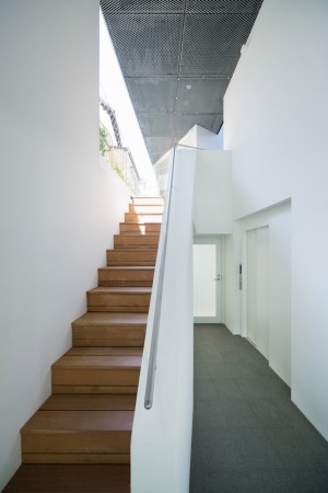 Kitasenzoku Apartment by Tomoyuki Kurokawa Architects