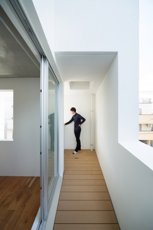 Kitasenzoku Apartment by Tomoyuki Kurokawa Architects