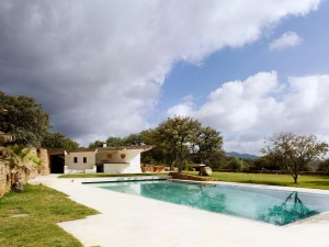 Modern pool house by Roz Barr Architects