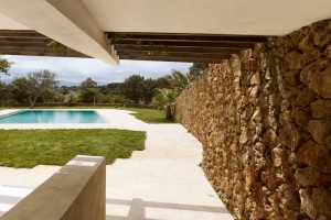 Modern pool house by Roz Barr Architects