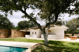 Modern pool house by Roz Barr Architects