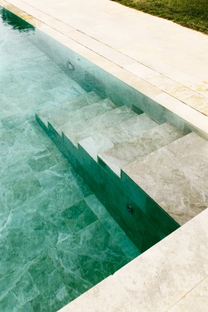 Modern pool house by Roz Barr Architects