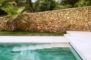 Modern pool house by Roz Barr Architects