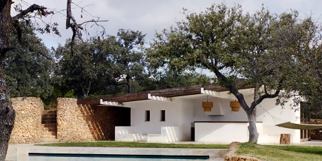 Modern pool house by Roz Barr Architects