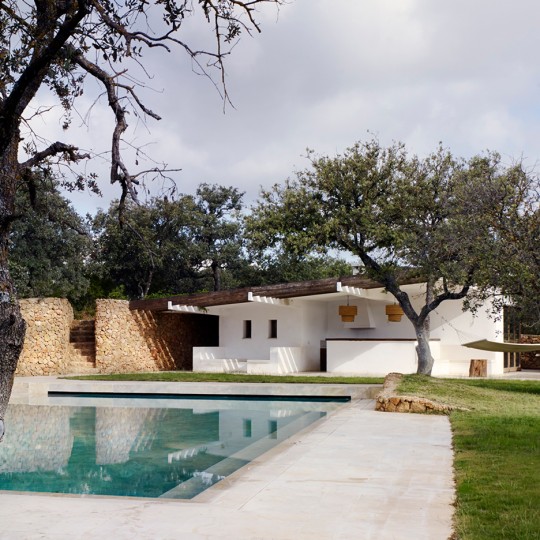 Modern pool house by Roz Barr Architects