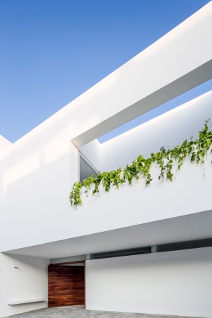 V House by Abraham Cota Paredes
