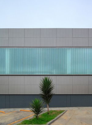 Windshield Factory in Lima by Felipe Ferrer