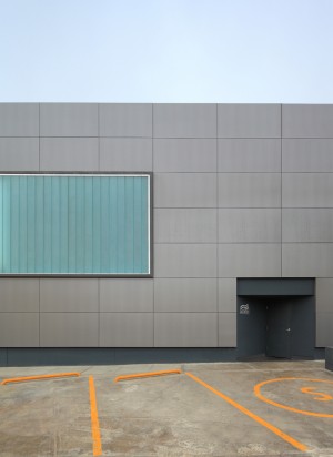 Windshield Factory in Lima by Felipe Ferrer