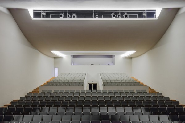 Public Auditorium Public Auditorium in Llinars del Vallès by Alvaro Siza Vieira