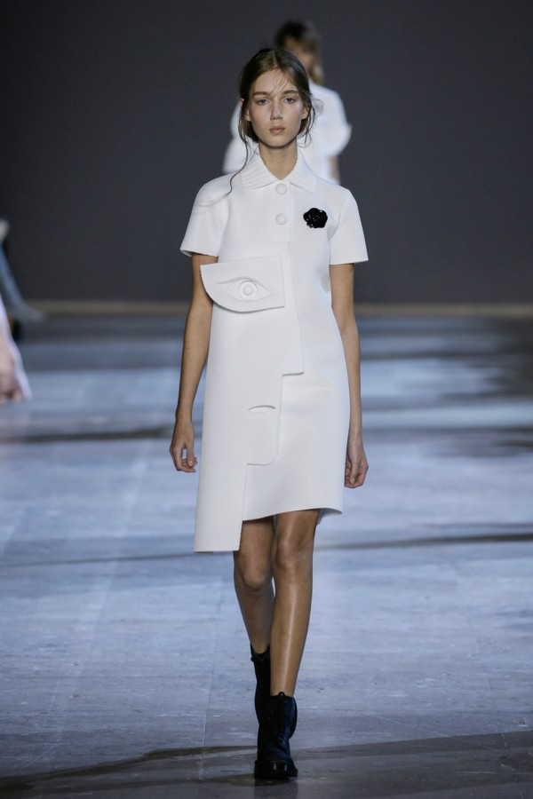 viktor-rolf-haute-couture-collection-spring-summer-2016-performance-sculptures_dezeen_936_0