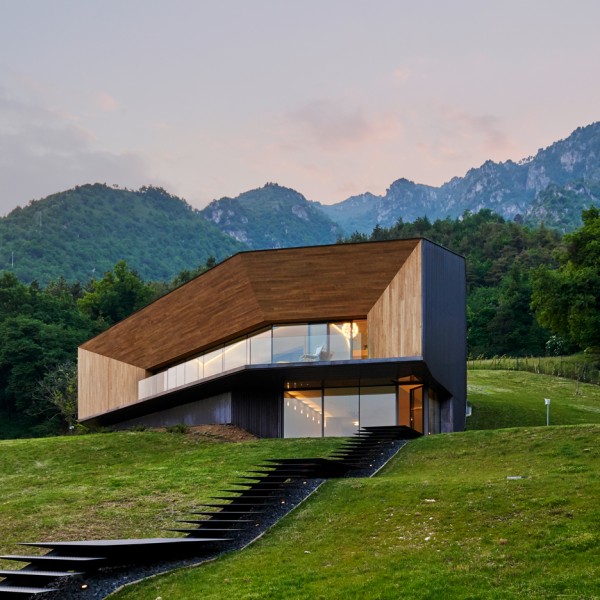 Alps Villa by Camillo Botticini Architetto