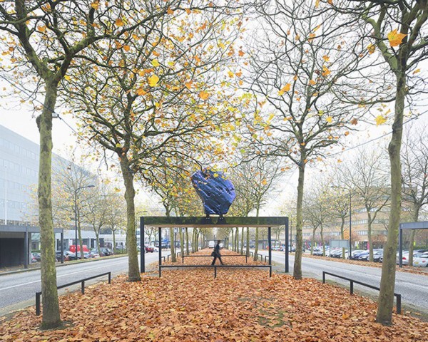 This 3d-scanned and milled 1:1 replica of a standing sarsen stone from the Avebury stone circle stands on Milton Keynes’ Midsummer Boulevard. Photograph by Jim Stephenson
