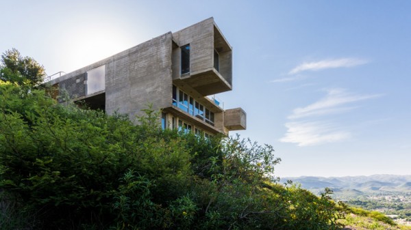 En La Cuesta House by Agustin Lozada