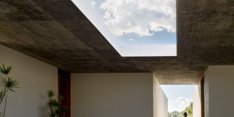 CC Arquitectos links agricultural offices in Mexico with water-filled patios