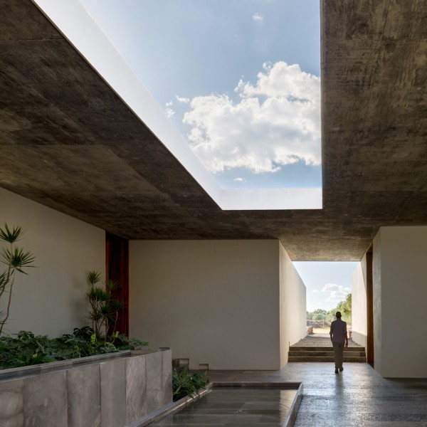 CC Arquitectos links agricultural offices in Mexico with water-filled patios
