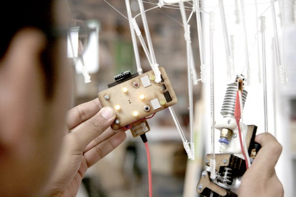 University of Tokyo students and Kengo Kuma have developed a 3D-printing pen that can create architectural structures