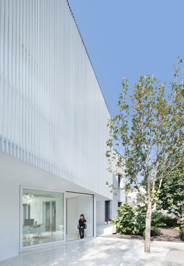 Shunyi House in Beijing by reMIX Studio