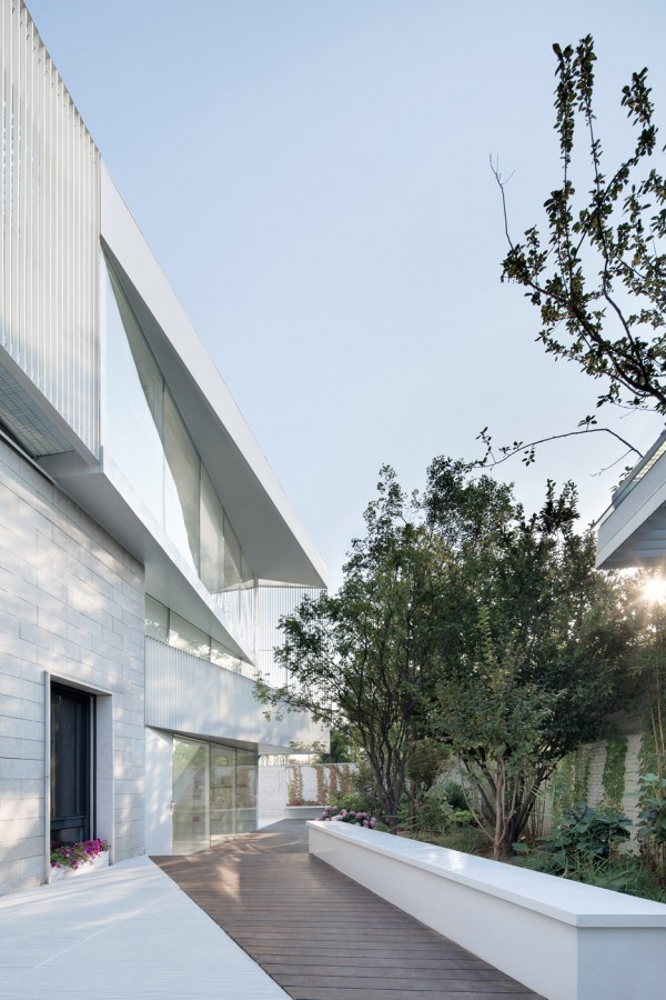 Shunyi House in Beijing by reMIX Studio