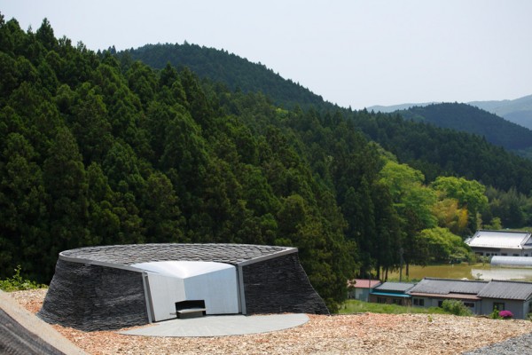 Stone memorial by Koishikawa Architects