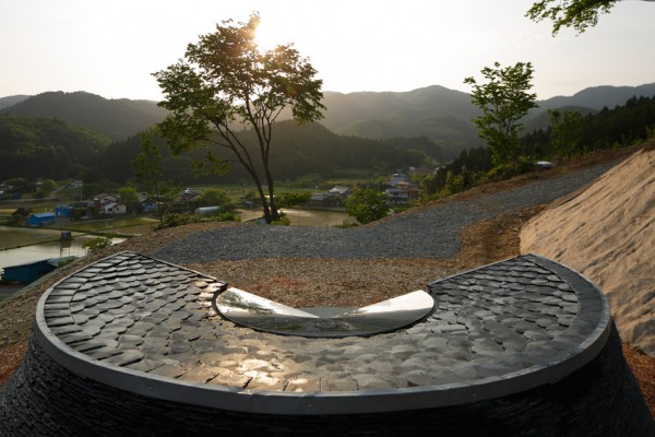 Stone memorial by Koishikawa Architects