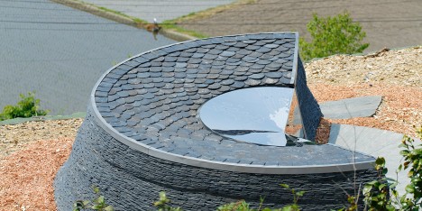 Stone memorial by Koishikawa Architects