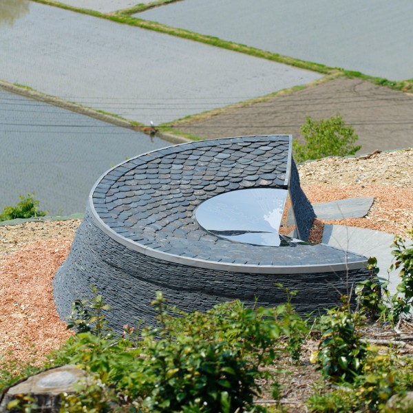 Stone memorial by Koishikawa Architects