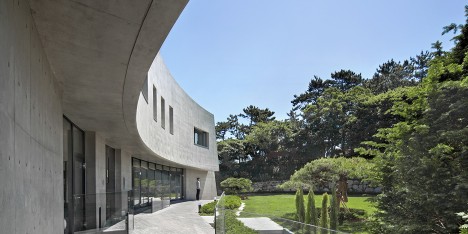 Architect K builds concrete home called Alley’s Adventures in Wonder House