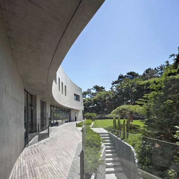 Architect K builds concrete home called Alley’s Adventures in Wonder House