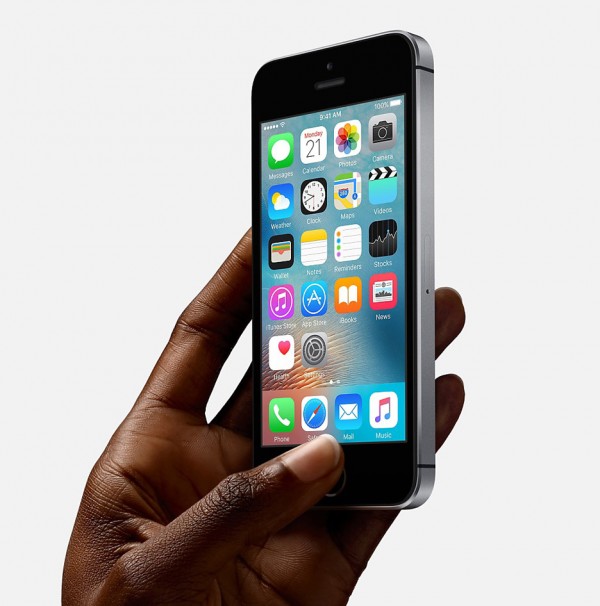 apple-se-iphone-dezeen-sq