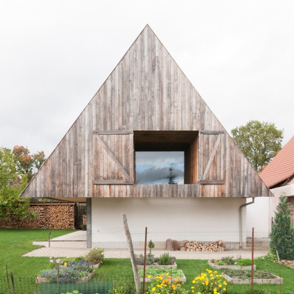 GENS “hides” a contemporary house inside a traditional but top-heavy Alsatian building