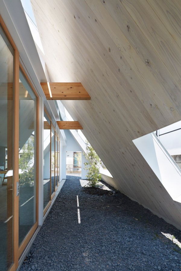 House in Utsunomiya by Suppose Design Office