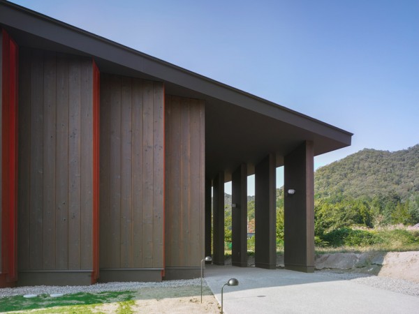 Inagawa Cemetery Warehouse by Key Operation and Atelier Fish