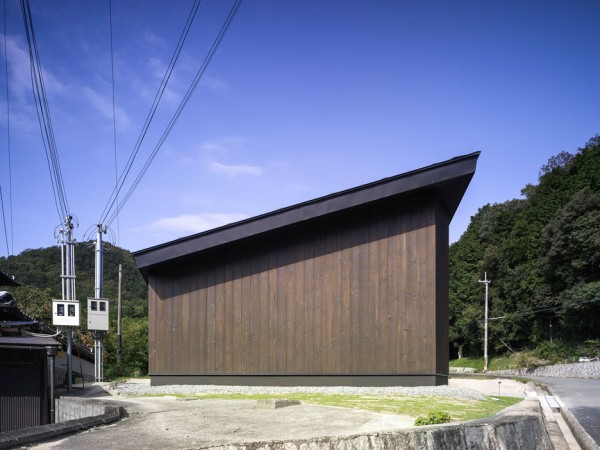 Inagawa Cemetery Warehouse by Key Operation and Atelier Fish