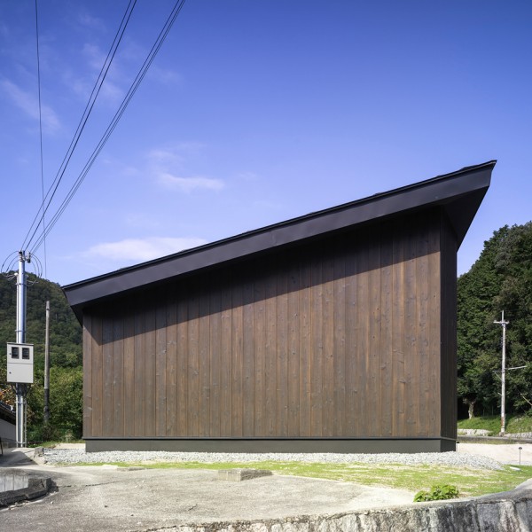 Inagawa Cemetery Warehouse by Key Operation and Atelier Fish