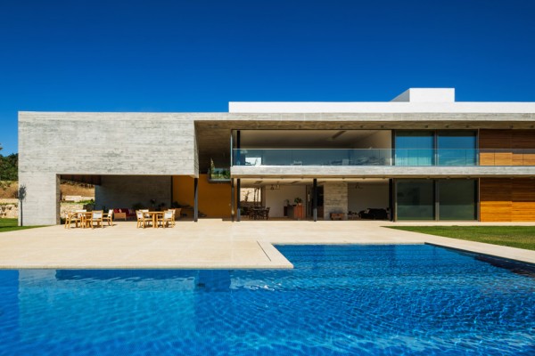 LG House by Reinach Mendonca