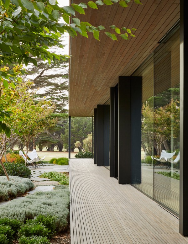 Inarc completes "efficient, yet extravagant" Links Courtyard House on Australia's Mornington Peninsula