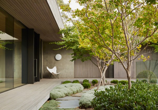 Inarc completes "efficient, yet extravagant" Links Courtyard House on Australia's Mornington Peninsula